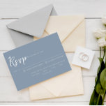 Elegante Rosa-Schrift RSVP Karte<br><div class="desc">Eine einfache und elegante Kalligraphie hellblaue Hochzeitskarte. Das hat staubblauen Hintergrund mit weißer Typografie. Minimalistisch und elegant mit handgeschriebener Schrift. Mit der Wahl des Essens und der Möglichkeit der Allergien.</div>