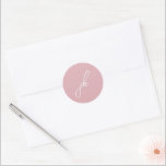 Elegante Rosa-Script-Monogramm-Hochzeit Runder Aufkleber<br><div class="desc">Elegante Hochzeitsaufkleber mit klassischem Design mit Ihrem Monogramm in einem Script-Schriftart.</div>