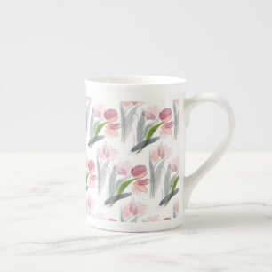Elegante rosa Tulpen mit salbeigrünen Blättern auf Prozellantasse