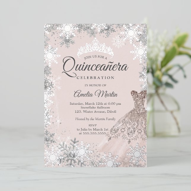 Elegante Rosa Winterschneeflocke Quinceanera Folieneinladung (Stehend vorne)