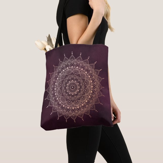 Elegante Rose Gold auf Burgund Flora Henna Mandala (Von Nahem)