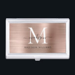 Elegante Rose Gold Brushed Metal Monogram Script Visitenkarten Dose<br><div class="desc">Elegante Rose Gold Brushed Metal Monogram Script Business Card Fall</div>