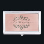 Elegante Rose Gold Brushed Metal Monogram Script Visitenkarten Dose<br><div class="desc">Eine klassische metallische Rose Gold gebürstete Metall Visitenkartenhalter. Visitenkartenhalter haben ein Script-Monogramm mit einem metallisch rosa Hintergrund. Ein Design für Sie von BlackBerry Boulevard.</div>