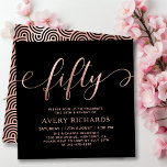 Elegante Rose Gold Fünfzig Script Schwarz 50. Gebu Einladung<br><div class="desc">Eleganter Chic Black und Rose Gold 50 Script 50. Geburtstag Einladung. Dieses moderne Geburtstagsgeschenk-Template für die Frau enthält stilvolle "50"-Texte in riesigen Imitaten Rose Goldfolie Wirbel handgeschriebene Kalligraphie (oder Typografie) Skript mit Swash Schwanz Schriftart, Party Details in rot Rose goldfarben auf schwarzem Hintergrund. Auf der Rückseite Imitate Rose Goldfolie abstrakt...</div>