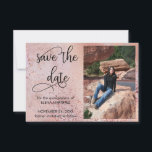 Elegante Rose Gold Imitate Foto Save The Date<br><div class="desc">Elegante Rose Gold Save the Date mit Ihrem eigenen Foto und verzierte handgeschriebene Kalligraphie. Die Vorlage ist für Sie Set, um ein Foto der Quittung hochzuladen und mit Ihrem Feiertag zu personalisieren. Das Design hat einen angesagten Hintergrund aus Rose Gold Imitat Folie, Aquarell, Rose Goldfolie-Chips und zartes Blattwerk mit Glitzer...</div>