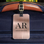 Elegante Rose Gold Metal Monogram 2 Initial Gepäckanhänger<br><div class="desc">Stilvolle moderne 2 Monogram Erstname Rose Gold Metal Custom Personalisierte Personalisiert Luggage Bag Tag. Dieses Design mit vollständigem Namen Typografie mit 2monogramm Initial, Adresse Infos über Rose Gold Brushed Metal (Rose gold metallische Folie aussehen) Hintergrund. Diese sind einfach zu anpassen. Stilvolle feminine oder maskuline Geschenke für Hochzeiten, süße 16 Geburtstage,...</div>