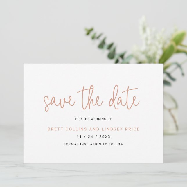 Elegante Rose Gold Rosa Typografie Moderne Hochzei Save The Date (Stehend Vorderseite)