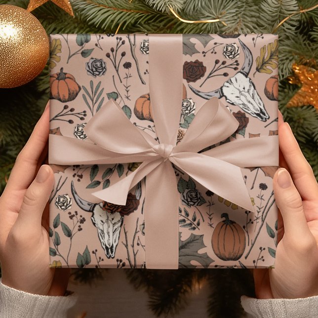 Elegante Rose Gothic Fall Harvest und Kuh Skulls Geschenkpapier (Elegant Design with Hand-Drawn Cow Skulls, Pumpkins, Roses, Leaves, Berries & Branches in Black Ink.)