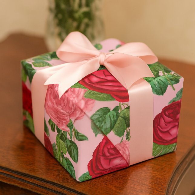 Elegante Rose Vintag Geschenkpapier (vintage pink and red roses on pastel pink background . Beautiful wrapping paper..)