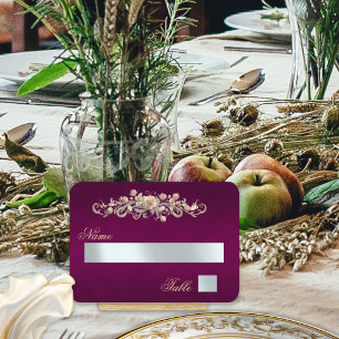 Elegante Rosenrolle & Herzmonogramm - Pflaume Platzkarte