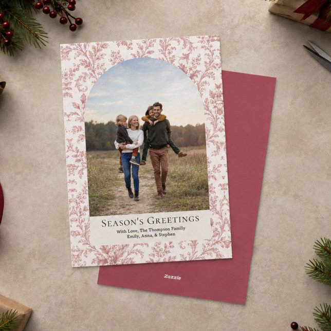 Elegante rote Blattbogen-Foto Weihnachten (Showcase your family photo in a classic arch framed by delicate red foliage.)