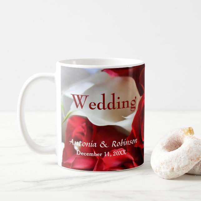 Elegante Rote Rosen Blume Gold Akzente Hochzeit Kaffeetasse (Mit Donut)