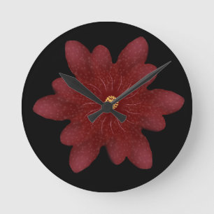 Elegante rote Samtblume auf Schwarz   Dunkle Blume Runde Wanduhr