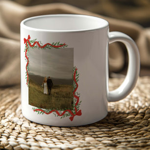Elegante rote Schleife mit Grünzeug Foto Weihnacht Kaffeetasse
