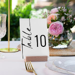Elegante, rotierte Kalligraphie Schwarz-weiße Hoch Tischnummer<br><div class="desc">Elegante Rotation Schwarz-weiße Hochzeit. Tabelle ist Set in einem stylisch rotierten Skript zu den verlassen und Ihre Tischnummer zu rechts. Personalisieren Sie einfach die Zahl und fügen Sie jede Zahl Ihrem Warenkorb bei der Änderung separat hinzu. Das gleiche Design ist auf der anderen Seite und wird gleichzeitig aktualisiert, wenn Sie...</div>