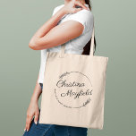 Elegante Round-Blätter Personalisiert Name Busines Tragetasche<br><div class="desc">Die stilvolle Business Tote-Tasche ist für einen kleinen Geschäftsinhaber mit Vor- und Nachnamen in modernem Kalligrafieschrift gerahmt durch einen runden Kranz mit rustikalen Chic Lorrel Blätter. Personalisieren Sie den gebogenen Text mit einem Firmennamen oder einer anderen bevorzugten Formulierung.</div>