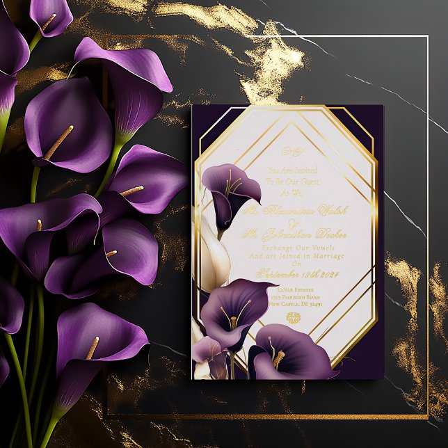 Elegante Royal Lila und Gold Calla Lily Wedding Folieneinladung (Modern Sleek Royal Purple Calla Lily Gold Foil Script Wedding Invitation )