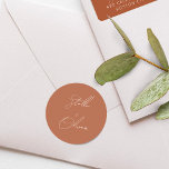 Elegante Rustic Terracotta Calligraphy Wedding Runder Aufkleber<br><div class="desc">Elegante weiße Skriptkalligraphie von Braut- und Ziernamen auf rustikalen Terrakotta Rundaufkleber.</div>