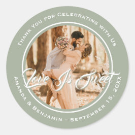 Elegante Sage Green Liebe ist süßes Hochzeitsfest  Runder Aufkleber
