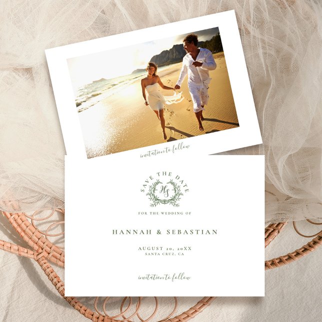 Elegante Sage Green Monogram Wappen Wedding Save The Date (Von Creator hochgeladen)