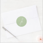 Elegante Sage Green Script Monogram Wedding Runder Aufkleber<br><div class="desc">Elegante Hochzeitsaufkleber mit klassischem Design mit Ihrem Monogramm in einem Script-Schriftart.</div>