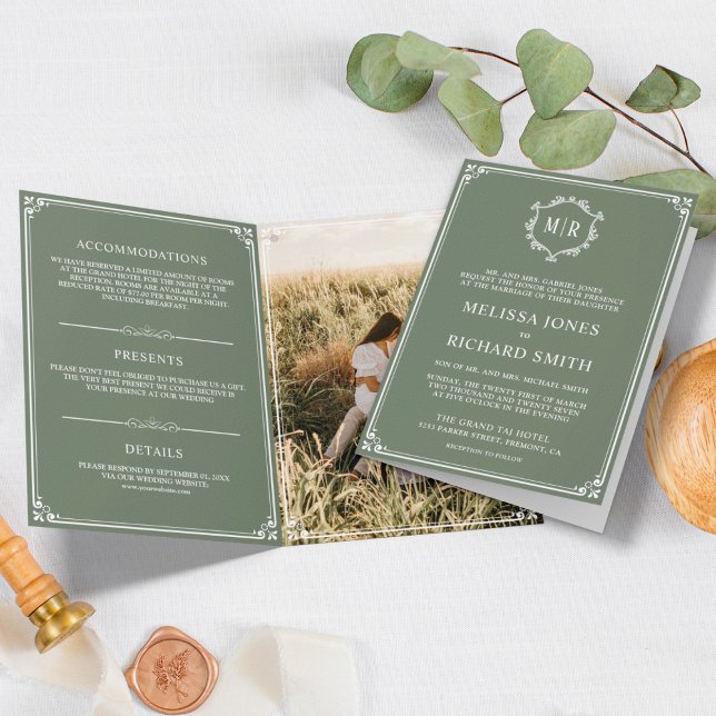 Elegante Sage Green und White Monogram Wedding Einladung (Von Creator hochgeladen)