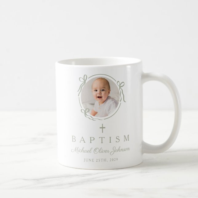 Elegante Salbeigrüne Schleife Junge Foto-Taufe Kaffeetasse (Rechts)
