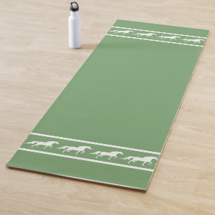 Elegante, schicke weiße Pferde auf Lorbeergrün Yogamatte