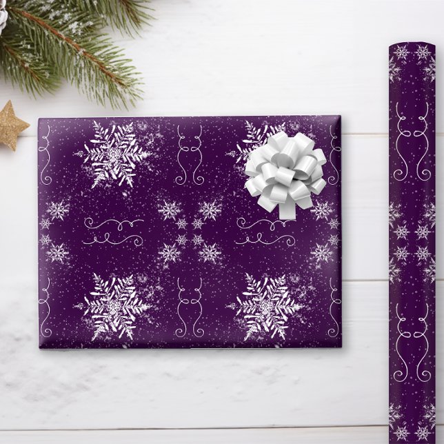 Elegante Schneeflocken auf Lila Amethyst Geschenkpapier (This deep Purple Amethyst Wrapping Paper with Gentle Snowflakes creates elegance under your tree!)