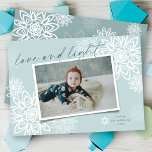 Elegante Schneeflocken Liebe und helles Hanukkah F Feiertagskarte<br><div class="desc">Elegante White Winter Schneeflocken Blume 'Liebe und Licht' in Handschrift Script, Hanukkah Foto Card. Das Drehbuch und der Hintergrund können in jede beliebige Farbe geändert werden. Entworfen / Original-Kunstwerk von fat*fa*tin. Einfach mit eigener Textnachricht, Name, Jahr, Foto oder Bild personalisieren. Weitere Editierfunktionen sind auf der Seite 'Edit Design' verfügbar. www.zazzle.com/fat_fa_tin...</div>