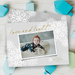 Elegante Schneeflocken Liebe und helles Hanukkah F Feiertagskarte<br><div class="desc">Elegante White Winter Schneeflocken Blume 'Liebe und Licht' in Handschrift Script, Hanukkah Foto Card. Das Drehbuch und der Hintergrund können in jede beliebige Farbe geändert werden. Entworfen / Original-Kunstwerk von fat*fa*tin. Einfach mit eigener Textnachricht, Name, Jahr, Foto oder Bild personalisieren. Weitere Editierfunktionen sind auf der Seite 'Edit Design' verfügbar. www.zazzle.com/fat_fa_tin...</div>