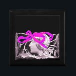 ELEGANTE SCHÖNHEIT / GESCHMACK MIT PINK BOW UND BL SCHMUCKSCHACHTEL<br><div class="desc">Schwarz-Weiß Romantikerprofil mit leuchtendem Band und Blume,  lebendige,  skurrile und klassische Jugendstil-Schönheit .Design und digitale grafische Gestaltung in Vintagem Stil von Bulgan Lumini (c) .Teil aus der neuen Kollektion ARCADIA .</div>