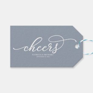 Elegante Schrift Cheers Dusty Blue Weinflaschenanh Geschenkanhänger