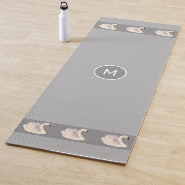 Elegante Schwäne und Monogramm auf leicht silbergr Yogamatte (Beispiel)