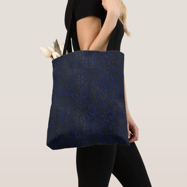 Elegante Schwarz-Leopard-Tierdrucke auf dunkelblau (Von Nahem)