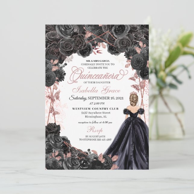 Elegante Schwarz und Rose Gold Floral Quinceanera  Einladung (Stehend Vorderseite)