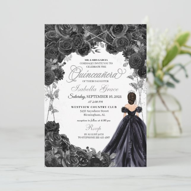 Elegante Schwarz und Silver Floral Quinceanera Einladung (Stehend Vorderseite)