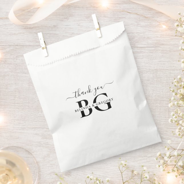 Elegante Schwarz-Weiß-Monogramm-Initialen Hochzeit Geschenktütchen (Ausgeschnitten)