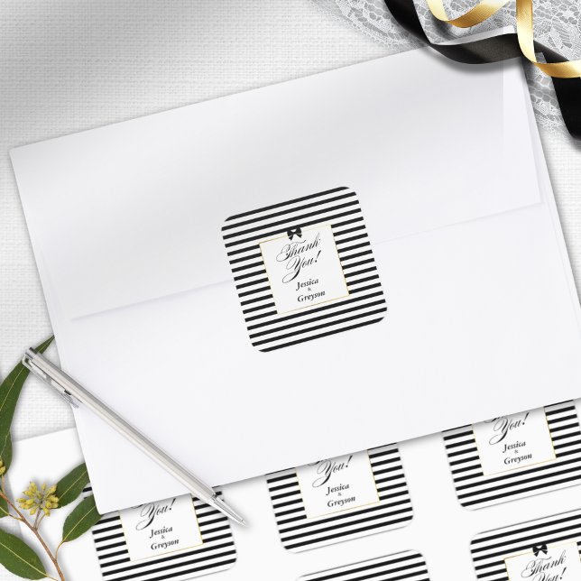 Elegante Schwarz-weiß Stripe-Goldrahmen-Hochzeit Quadratischer Aufkleber (Von Creator hochgeladen)