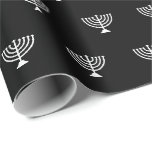 Elegante schwarz-weiße jüdische Menorah Hanukkah Geschenkpapier<br><div class="desc">Minimalistisches modernes, schwarz-weiß jüdisches Menorahmuster schlichte elegante Geschenkpapier. Weiße Menorah Muster auf schwarzem Hintergrund. Dieses Papier ist ideal für Hanukkah, Chanukah, Bar mitzvah, Fledermaus Mitzvah, Shabbat und jüdischen Feiertagen.</div>