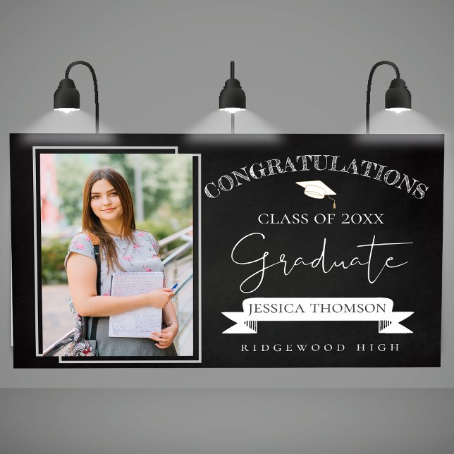 Elegante Schwarz-weiße Klasse des Abschlusses 2025 Banner (Elegant Black White Class Of 2024 Photo Graduation Banner)