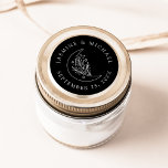 Elegante Schwarze Gastgeschenk Hochzeit Runder Aufkleber<br><div class="desc">Fügen Sie Ihren Umschlägen,  Gastgeschenke Hochzeiten und vielem mehr eine personalisierte Touch mit diesen eleganten Hochzeitsaufklebern in Schwarzweiß und Weiß. Das Design zeigt eine weiße Linie Kunstdarstellung eines Mondes,  der mit Sternen und Blattwerk auf schwarzem Hintergrund verziert ist. Ihre Namen und Ihr Hochzeitstermin werden in weißer Schrift angezeigt.</div>