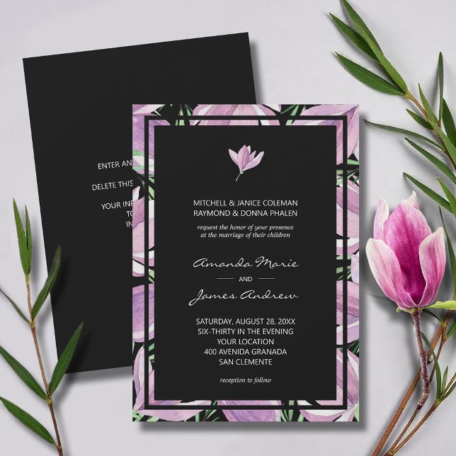 Elegante Schwarze Lila Blumenhochzeit Einladung (Elegant purple ad white magnolias on black wedding invitations, area on the back for more details)