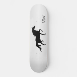 Elegante schwarze Pferde-Silhouette auf grauem Gra Skateboard