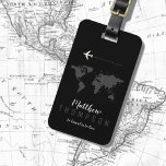 Elegante schwarze Reise Gepäckanhänger<br><div class="desc">Schönes und personalisiertes schwarz-weißes Gepäckstück mit Weltkarte und Flugzeug. Ein Gepäckanhänger mit einem Namen ist für die Reise aus mehreren praktischen Gründen wichtig. Erstens dient es als eine schnelle und einfache Möglichkeit, Ihr Gepäck am Meer ähnlicher Gepäckstücke an Flughäfen, Busstationen oder anderen Verkehrsknotenpunkten zu identifizieren. Dies rette Ihnen Zeit und...</div>