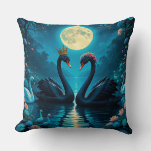 Elegante schwarze Schwäne unter Vollmond Kissen
