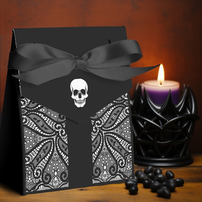 Elegante schwarze Spitzen Gothic Skull Halloweddin Geschenkschachtel (Gothic Halloween wedding favor packaging: Elegant black & white lace pattern with skull and ribbon.)