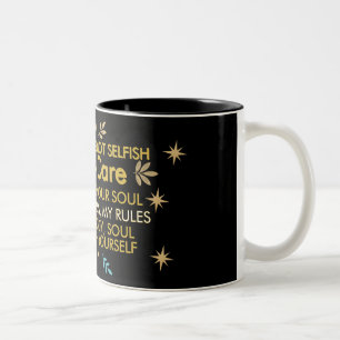 Elegante schwarze und goldene Selbstfürsorge-Zitat Zweifarbige Tasse