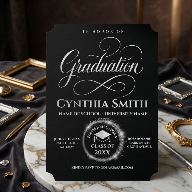 Elegante schwarze und silberne Abschlussfeier Einladung (#graduationcalligraphy #roundsilver #silvergraduation #blackandwhite #luxurygraduationinvitation)