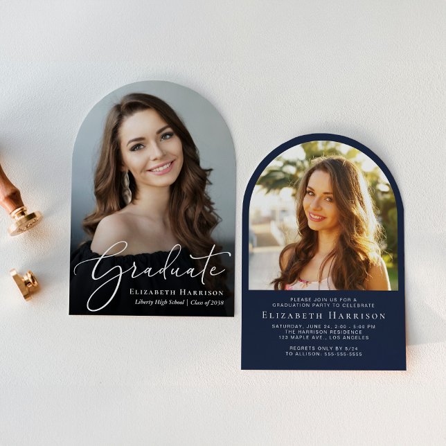 Elegante Script Arch Foto Blue Graduation Party Einladung (An elegant arch-shaped photo graduation party invitation to celebrate the graduate's achievements)